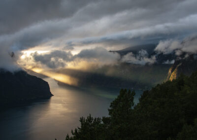 Lumières fantastiques au dessus d'un fjord norvégien - Road Again