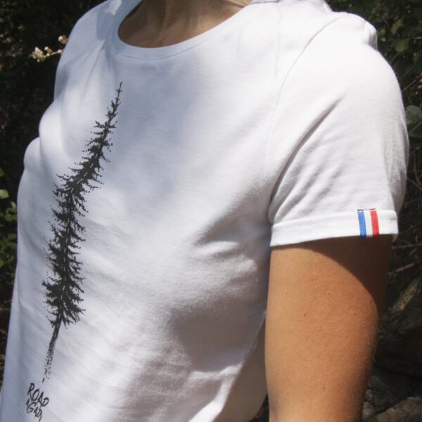 Etiquette bleu, blanc et rouge du tee shirt made in France femme de la collection sapin