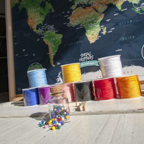Carte du monde épingable Serial Trippers avec épingles et ficelles colorées