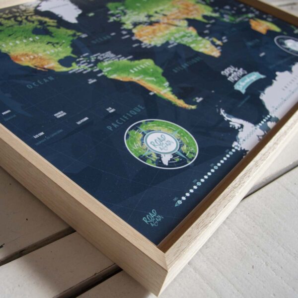 Détail du cadre en bois brut de la carte du monde à épingler Serial Trippers version sombre