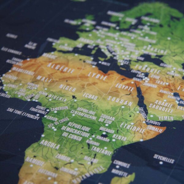 Détail de la carte du monde à épingler Serial Trippers version sombre