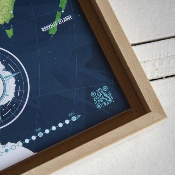 Carte du monde à épingler Serial Trippers version sombre avec cadre en bois