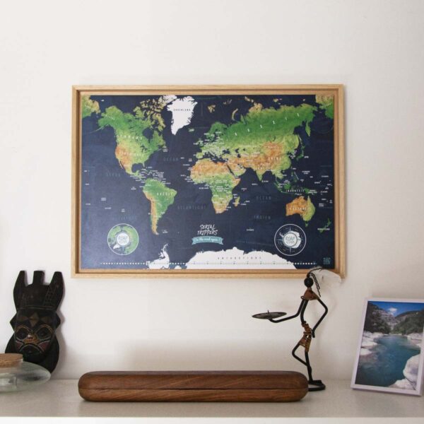 Carte du monde épingable Serial Trippers version sombre avec cadre à fixer