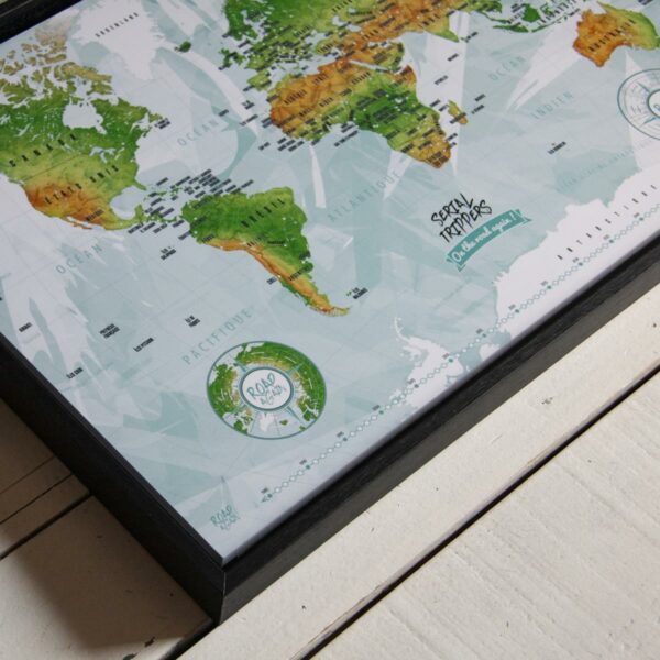 Carte du monde à épingler avec son cadre noir en bois - road again