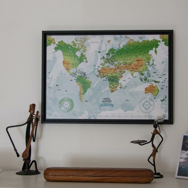 Carte du monde épinglable avec son cadre noir en bois - Serial trippers