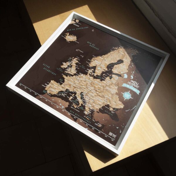 Carte d'Europe à épingler avec cadre en bois Serial Trippers version sombre