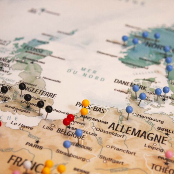 Carte d'Europe à épingler et relier vos voyages Serial Trippers