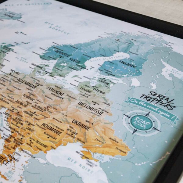 Carte d'Europe épinglable Serial Trippers en version claire de la marque française Road Again