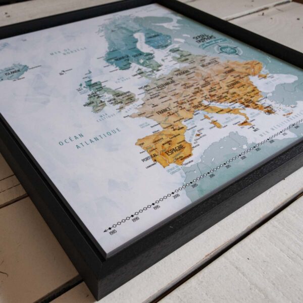Cadre en bois peint en noir de la carte d'Europe épinglable Serial Trippers en version claire