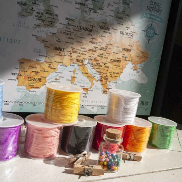 Bobines et épingles de couleurs à épingler sur cette carte d'Europe de Road Again