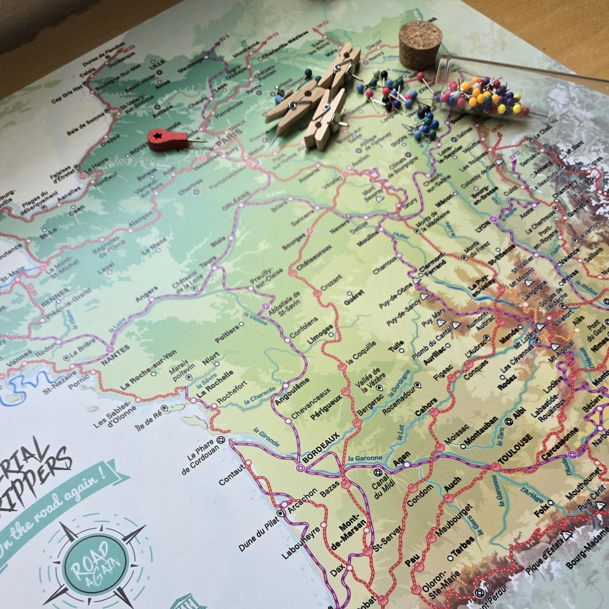 Carte de France avec épingles, ficelles, pinces à photos et repère